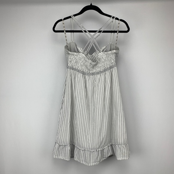 VOLCOM Gray And White Adjustable Strap Ruffle Tiered Smocked Back Sundre… - Picture 2 of 6